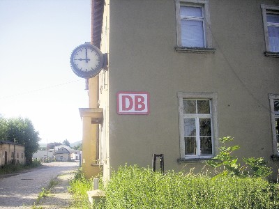 Weithin sichtbar prangt das DB-Logo noch am einstigen Empfangsgebäude des Bahnhofs, obwohl sich das Unternehmen schon längst aus Dippoldiswalde verabschiedet hat. Foto: Stadtverwaltung